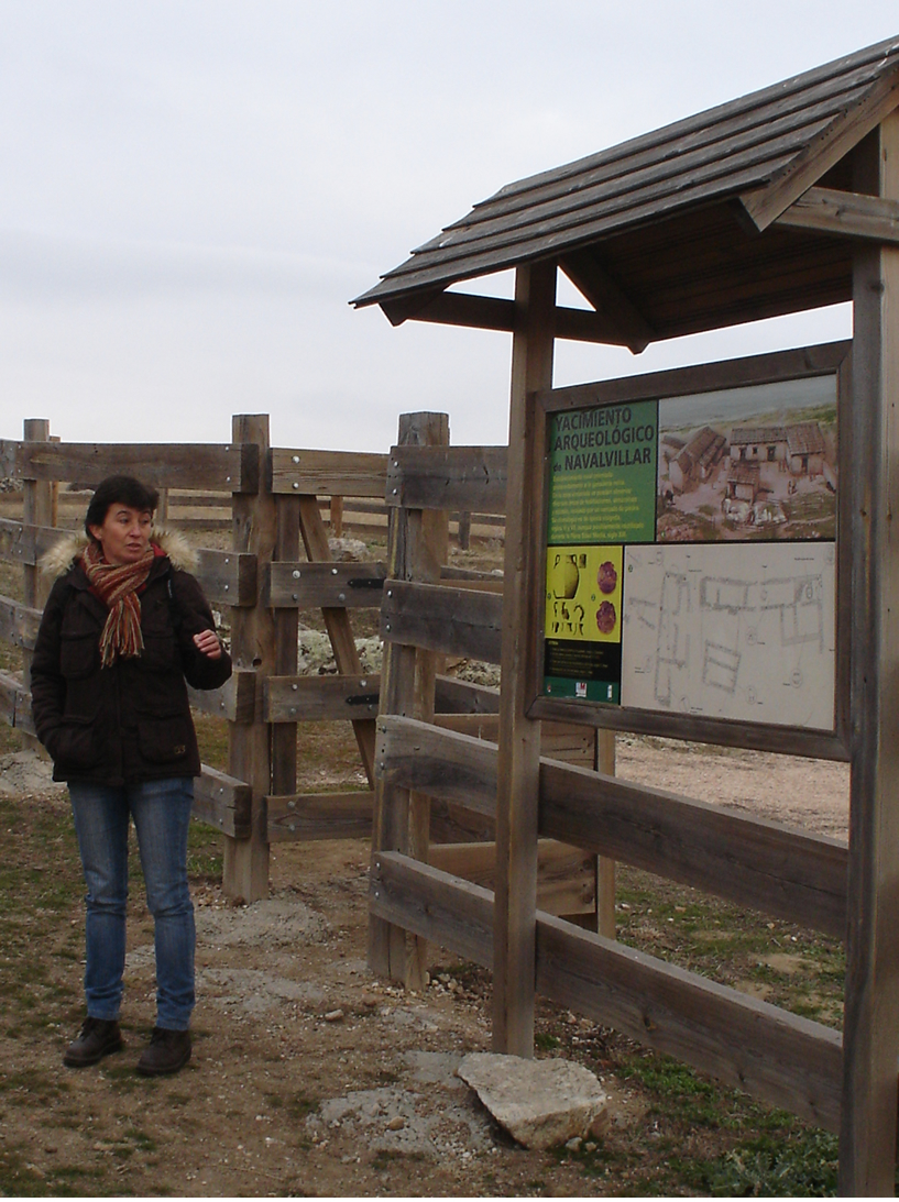Charo Gómez Osuna en el yacimiento arqueológico de Navalvillar